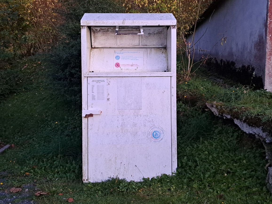 Arrêt de la collecte du textile par les Petites Mains